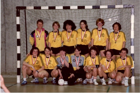 Gruppenbild einer Frauen Handballmannschaft